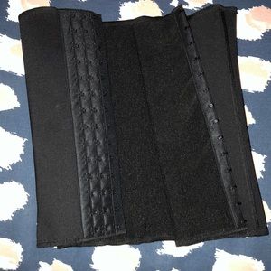 SKIMS  tummy shaper. Size L.